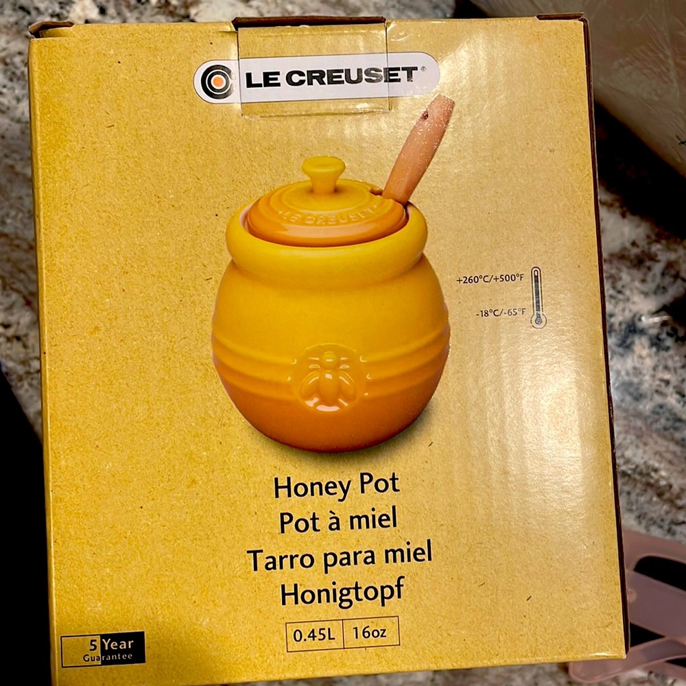 Le Creuset Honey Pot - Brand New in box. Totally adorable and perfect for table